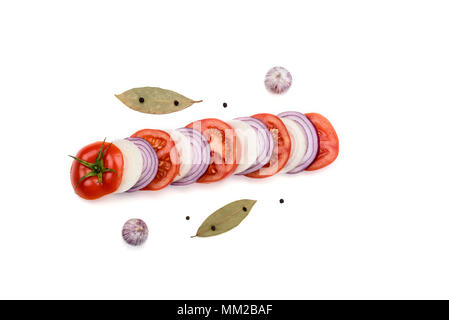 Isolé sur fond blanc. Anneaux d'oignons, tomates, oignons rouges, laurier, l'ail. Banque D'Images