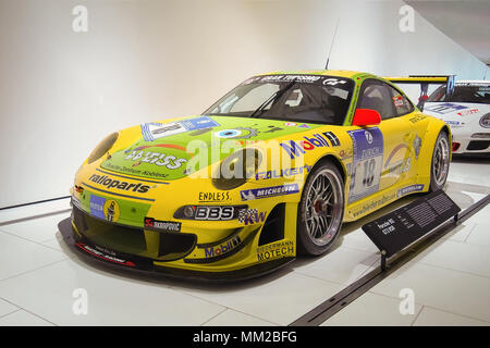 STUTTGART, ALLEMAGNE, LE 7 AVRIL, 2017 : 2008 Porsche 911 GT3 RSR (Drivers : Marc Lieb, Timo Bernhard, Romain Dumas) dans le musée Porsche Banque D'Images