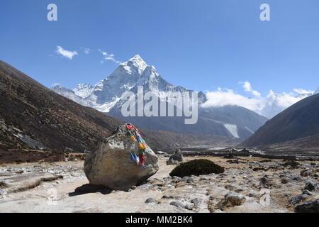 Grosse pierre prier avec les drapeaux sur l'EBC Trek et monter l'Ama Dablam en arrière-plan Banque D'Images