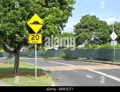 Plaque de rue avec 20 km par heure et ralentisseur. Route jaune pour indiquer la limite de vitesse permise Banque D'Images