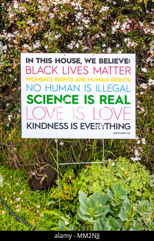 'Black vit" affiche en jardin, Berkeley, Californie, USA. Banque D'Images