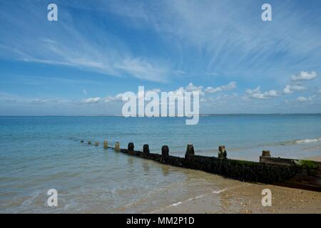 La plage à Colwell Bay, île de Wight, Royaume-Uni sur une journée ensoleillée avec des nuages Banque D'Images