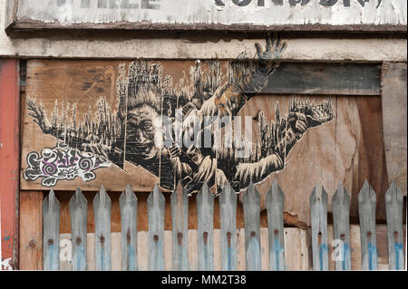 Barricadèrent shop avec l'art de rue sur elle, Ravey Street, London, EC2 Banque D'Images