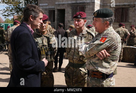 Le secrétaire d'État à la Défense du député fédéral de la CBE, M. Gavin Williamson, a accompagné le général Sir Nicholas Patrick carter, KCB, CBE, DSO et les officiers du Régiment de parachutistes Banque D'Images