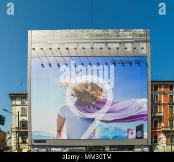 Vue d'un immense panneau d'affichage extérieur pour le nouveau smartphone de Samsung high-tech Banque D'Images