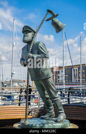 Sculpture du Capitaine Cat, personnage de Dylan Thomas' sous le bois de lait, à Swansea Marina, Nouvelle-Galles du Sud Banque D'Images