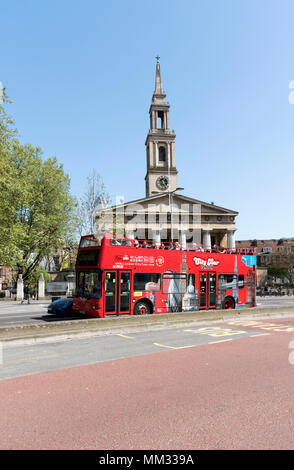 Waterloo, London UK. En 2018. L'église Saint John's sur Waterloo Road, dans le sud de Londres, bus touristique passant cette renaissance grecque anglicane maison de culte. Banque D'Images