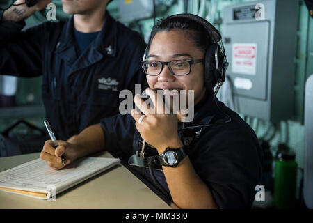 L'USS Green Bay (LPD-20) est un quai de transport amphibie de classe San Antonio mis en service en 2009 et affecté à la flotte américaine du Pacifique. L'image d'archive documente un cours de journalisation Quartermaster dans la maison de pilotage lors d'une mer et d'un mouillage près d'Okinawa, au Japon, le 1er septembre 2017. Banque D'Images