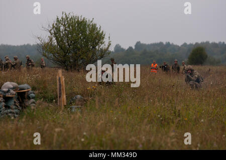 Avec les soldats de l'armée ukrainienne le 1er Bataillon, 95e brigade aéromobile distincte d'un bunker d'agression au cours d'un mouvement de peloton et de voies de fait à l'aire de formation de combat de Yavoriv Centre de formation sur le maintien de la paix internationale et la sécurité près de l'viv, Ukraine le 2 septembre. Les soldats du 1er Bataillon, 95e brigade aéromobile distincts participent à la formation dirigée par l'Ukrainien de la CCT, aidé par des mentors de l'armée américaine 45th Infantry Brigade Combat Team. La 45e est déployée à l'Ukraine dans le cadre du Projet conjoint de formation Group-Ukraine multinationale, une coalition internationale dedi Banque D'Images