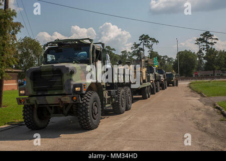 BEAUMONT, Texas - Marine Corps véhicule tactique moyenne 7 tonnes de remplacement des camions de la Bravo, détachement de l'Escadron de soutien de l'aile Marine, Marine 473 Groupe d'aéronefs 41, 4e l'aile Marine, Marine Réserve des Forces canadiennes, et à partir de 14e Régiment de Marines, 4e Division de marines, MARFORRES, transporter de l'eau et des fournitures à un entrepôt de la Croix-Rouge à Beaumont, Texas, 2 septembre 2017. Bravo et 14e détachement de Marines à la fois basée à Fort Worth, Texas, s'est rendu à Beaumont pour transporter des fournitures aux sections locales effectuées par l'ouragan Harvey qui a dévasté les zones de l'est du Texas. (U.S. Marine Corps photo par Lance Cpl. Niles L Banque D'Images