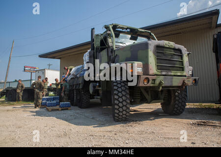 BEAUMONT, Texas - détachement de Marines Bravo, l'Escadron de soutien de l'aile Marine, Marine 473 Groupe d'aéronefs 41, 4e l'aile Marine, Marine Réserve des Forces canadiennes, les bouteilles d'eau de décharge d'une Marine Corps véhicule tactique moyenne 7 tonnes chariot de remplacement à l'extérieur d'un entrepôt de la Croix-Rouge à Beaumont, Texas, 2 septembre 2017. Les Marines ont aidé la Croix-Rouge par le transport des marchandises à partir d'une croix rouge, près de l'Aéroport Intercontinental George Bush de Houston, au Texas, à Beaumont. (U.S. Marine Corps photo par Lance Cpl. Niles Lee/libérés) Banque D'Images