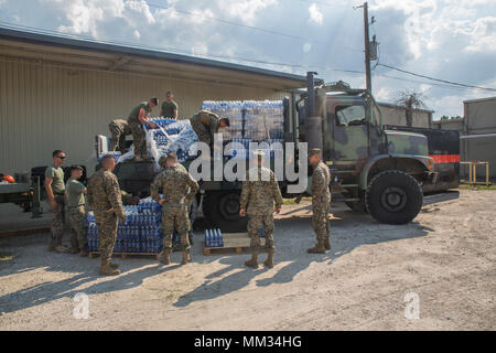 BEAUMONT, Texas - détachement de Marines Bravo, l'Escadron de soutien de l'aile Marine, Marine 473 Groupe d'aéronefs 41, 4e l'aile Marine, Marine Réserve des Forces canadiennes, les bouteilles d'eau de décharge d'une Marine Corps véhicule tactique moyenne 7 tonnes chariot de remplacement à l'extérieur d'un entrepôt de la Croix-Rouge à Beaumont, Texas, 2 septembre 2017. Bravo Détachement, basée à Fort Worth, Texas, s'est rendu à Beaumont pour transporter des fournitures aux sections locales touchées par l'ouragan Harvey qui a dévasté les zones de l'est du Texas. (U.S. Marine Corps photo par Lance Cpl. Niles Lee/libérés) Banque D'Images