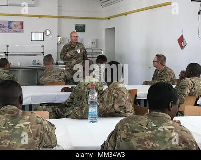 Richard Brown, aumônier de la 122e bataillon du génie, en Caroline du Sud, de la Garde nationale de l'armée procède à un service religieux pour les soldats au Centre national de formation conjointe, Cincu, Roumanie. Brown est joint au Centre national de formation pour 17, un Château Ferme conjoint avec la 926e Brigade, 59e Ingénieur Commande des troupes, et 10e Brigade Ingénieur roumain qui établit des relations au sein de l'OTAN et de construire l'infrastructure de formation à JNTC. Banque D'Images