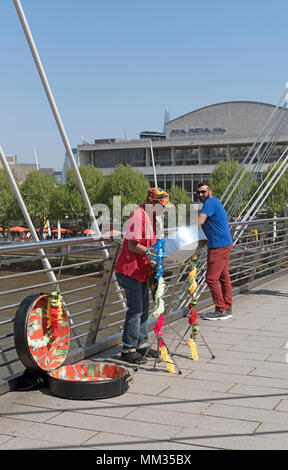 Hungerford bridge, London UK. En 2018. Musicien ambulant jouant un tambour en acier la passerelle à Hungerford Pont vers la rive sud Banque D'Images