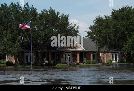 Une maison dans un quartier inondé Beaumont, Texas, 3 septembre 2017, après l'ouragan Harvey. L'ouragan Harvey formée dans le golfe du Mexique et a touché terre au sud-est de l'Alabama, apportant inondations records et la destruction de la région. (U.S. Air Force photo par un membre de la 1re classe Nicholas Dutton) Banque D'Images