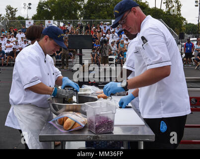 LOS ANGELES (sept. 4, 2017) Une équipe de la Garde côtière canadienne spécialiste culinaire leur prépare des hamburgers pour Los Angeles Fleet Week 2017 Galley guerres, un concours culinaire qui a eu lieu au cours de la deuxième semaine de la flotte de Los Angeles. L'équipe de la Garde côtière canadienne était composée de spécialistes culinaires de la Garde côtière de Los Angeles-Long Beach et du secteur de l'outil actif. LA Fleet Week est l'occasion pour le public américain pour satisfaire leur marine, Marine Corps et la Garde côtière et de l'expérience de l'équipe America's sea services. Au cours de la Semaine de la flotte, les militaires participeront à divers événements de service communautaire, les capacités de vitrine Banque D'Images