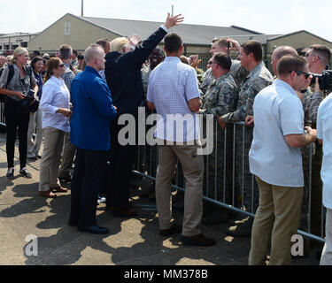 Le président Donald Trump visites avec des troupes Sep 2, 2017, à Ellington Field Joint Reserve Base à Houston, Texas. Le président a visité Houston pour voir les dégâts causés par l'ouragan Harvey. Banque D'Images