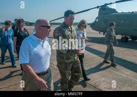 Réserve de l'armée américaine, commandant de la Force opérationnelle de l'Aviation Le Major Adam Stanley, 11e Brigade d'aviation de combat expéditionnaire, mémoires le congressiste Kevin Brady, 8ème arrondissement, au Texas, sur l'ouragan Harvey et le maintien de la paix et de secours en eau d'habitants coupée par les inondations dans le comté d'Orange, de Conroe, au Texas, le 4 septembre. Le député a bien servi le 8e District du Texas, la région la plus durement touchée par les inondations, depuis 1997 et est l'actuel président de la Chambre du comité des voies et moyens. (U.S. Réserve de l'armée photo : Capt loyaux) Auterson Banque D'Images
