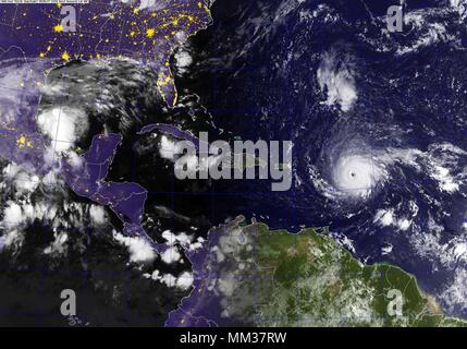 170905-N-N0101-001 OCÉAN ATLANTIQUE (septembre 1994). 5, 2017) A VA Image satellite montrant l'Ouragan Irma dans l'océan Atlantique. La tempête est un ouragan de catégorie 5 sur l'échelle Saffir-Simpson échelle de vent. Des vents soutenus ont augmenté de près de 150 mph (240 km/h avec des rafales plus élevées. Certaines fluctuations dans l'intensité sont probablement lors de la prochaine journée ou deux, mais Irma devrait rester un puissant ouragan de catégorie 4. Les vents de force d'ouragan s'étendent jusqu'à 45 miles (75 km) du centre et les vents de force tempête s'étendent jusqu'à 140 miles (220 km). La centrale minimale estimée prés Banque D'Images