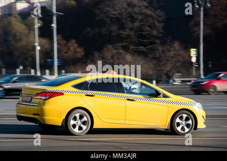 Yellow taxi cab en mouvement sur une rue Banque D'Images