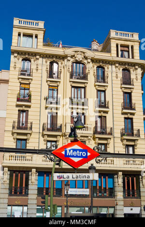 L'extérieur de la station de métro, la Plaza de la Cebada, La Latina, Madrid, Espagne Banque D'Images