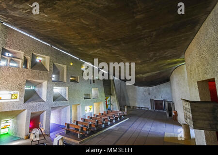 Intérieur de la chapelle emblématique de Ronchamp, conçue par l'architecte français-suisse le Corbusier, France. Banque D'Images