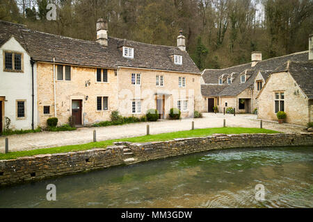 Les travailleurs de l'eau lane weaver laine cottages avec marches pour rejoindre la Combe Château par brook village wiltshire england uk Banque D'Images