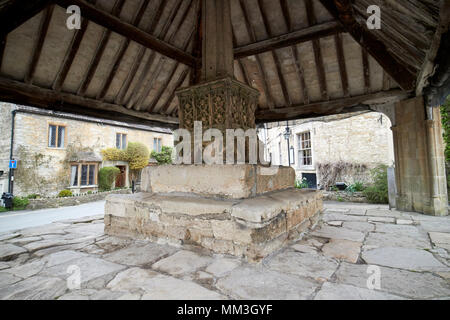 La base du marché couvert, le château de la Combe village wiltshire england uk Banque D'Images