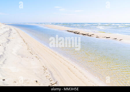 Hagestad réserve naturelle en Loderup, Suède - canal naturel formé par un débit du fleuve à la mer. Les dépôts de sable forment un mur naturel mais temporaire paral Banque D'Images