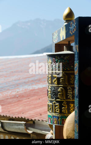 Moulin à prières sur toit de Trongsa Dzong, monastère, Bhoutan Banque D'Images