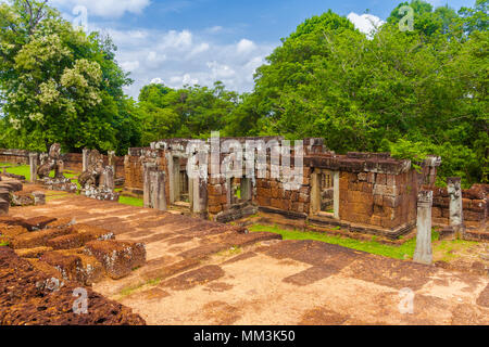 Vue d'angle de la tour nord ruine sur la terrasse médiane du Cambodge est Mebon temple. Banque D'Images