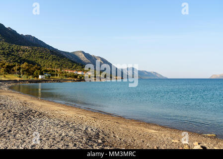 Plage de Cap Tisan est un promontoire sur la côte de la mer Méditerranée. Nom populaire moderne est Cleopatra's bay pour l'East bay. La province de Mersin. La Turquie. Banque D'Images