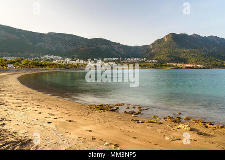 Plage de Cap Tisan est un promontoire sur la côte de la mer Méditerranée. Nom populaire moderne est Cleopatra's bay pour l'East bay. La province de Mersin. La Turquie. Banque D'Images