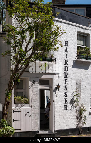 Kensington Londres. Vue vers le bas un mews dans Kensington, montrant les bâtiments peints en blanc. Photo prise lors d'une journée ensoleillée. Banque D'Images