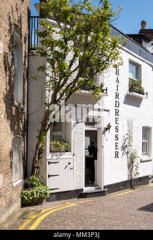 Kensington Londres. Vue vers le bas un mews dans Kensington, montrant les bâtiments peints en blanc. Photo prise lors d'une journée ensoleillée. Banque D'Images