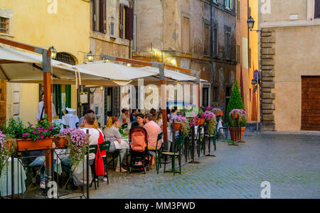 Les gens sur une terrasse de restaurant à Piazza Margana, Rome Italie Banque D'Images