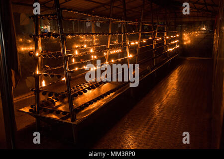 Bougies, Temple de Kataragama, Sri Lanka. Juillet 2017 Banque D'Images