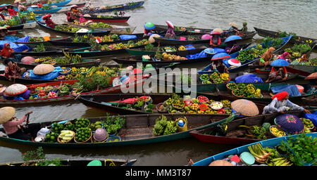 Marché flottant à Banjarmasin city, South Kalimantan, Indonésie. Banque D'Images