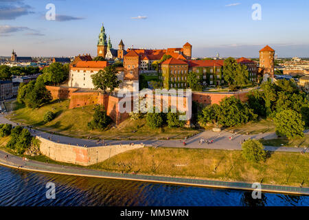 Cracovie, Pologne. La colline du Wawel, la cathédrale et le château royal. Vue aérienne au coucher du soleil la lumière. Vistule et loin de la vue (Sainte Marie de l'église Mariacki) sur le l Banque D'Images