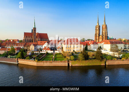 La Pologne. Wroclaw. Ostrow Tumski, cathédrale gothique de Saint Jean le Baptiste, Église de la Sainte Croix et de Saint Barthélémy et de l'Odra (Oder) Riv Banque D'Images