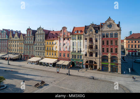 Pologne, Wroclaw. La place du marché (Rynek) avec de vieux immeubles historiques et de restaurants en plein air. Vue aérienne. Tôt le matin Banque D'Images