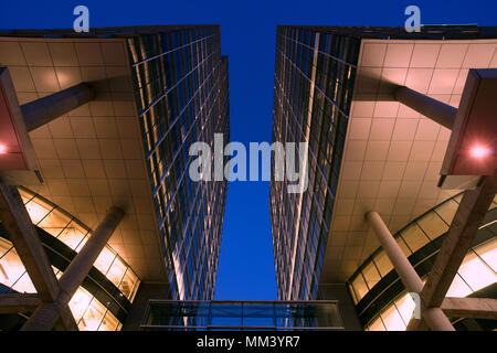 Montréal, Canada, 8 mai,2018.détails architecturaux du CGI building at night.Credit:Mario Beauregard/Alamy Live News. Banque D'Images