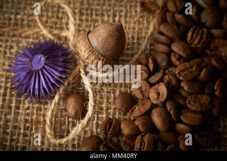 Boire du café sans caféine, Acorn est un délicieux substitut de café, sans la caféine. Eco Friendly, produits santé concept Banque D'Images