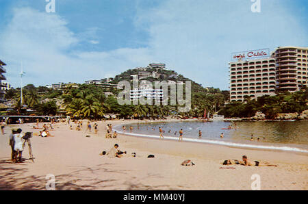 Hotel Caleta et plage. Acapulco. 1960 Banque D'Images