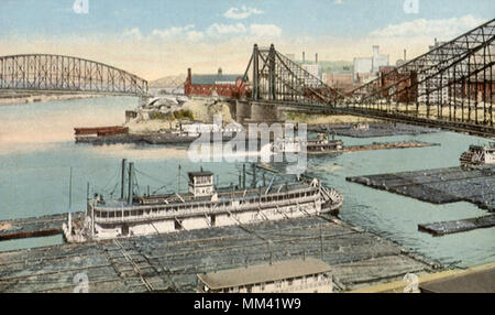 Vue sur le port et les ponts. Pittsburgh. 1919 Banque D'Images