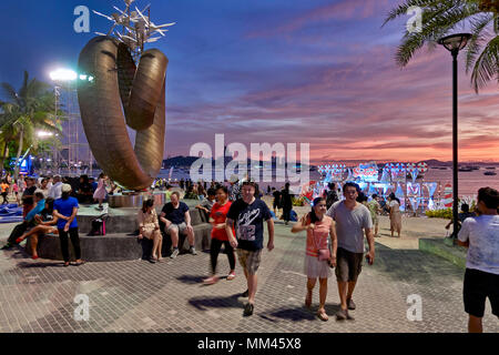 Pattaya Beach Road. Scène de nuit avec une foule de personnes. La Thaïlande Asie du sud-est Banque D'Images