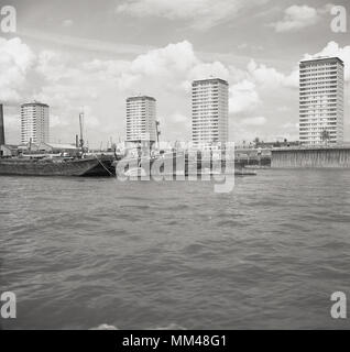 60, tableau historique de quatre blocs tour récemment construit situé cose t la Tamise, Londres, Angleterre. UK. La Grande-Bretagne d'après-guerre, en particulier dans les grandes villes comme Londres, vu en béton massif construit des immeubles de grande hauteur, vu par les ingénieurs d'études, la réponse rapide à l'absence de foyers et comme un signe de 'progrès' de l'après-guerre, offrant plus d'espace et une meilleure vue. La réalité, c'est rapidement devenu évident qu'ils ne répondaient pas à l'enfant et la vie de famille et les domaines commun se détériora rapidement et ont été coûteuses pour les collectivités locales à entretenir et réparer. De nombreux tour de blocs sont devenus des lieux de vie. Banque D'Images