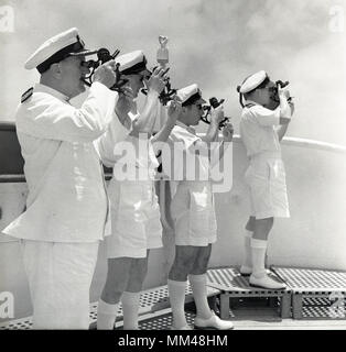 Années 1950, historique, quatre officiers de pont à bord d'un navire à vapeur en utilisant les sextants pour déterminer la position du navire. Inventé au xviiie siècle, cette instrument maritime a été un outil de navigation. Banque D'Images