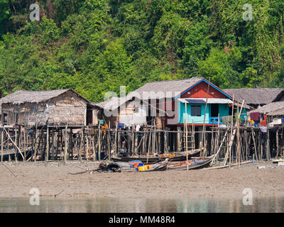 Village sur l'île de Kala à l'archipel de Myeik, anciennement l'archipel de Mergui, dans la région de Tanintharyi du Myanmar. Banque D'Images