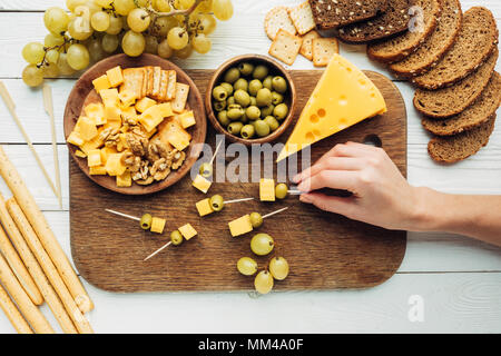 Woman holding canape Banque D'Images